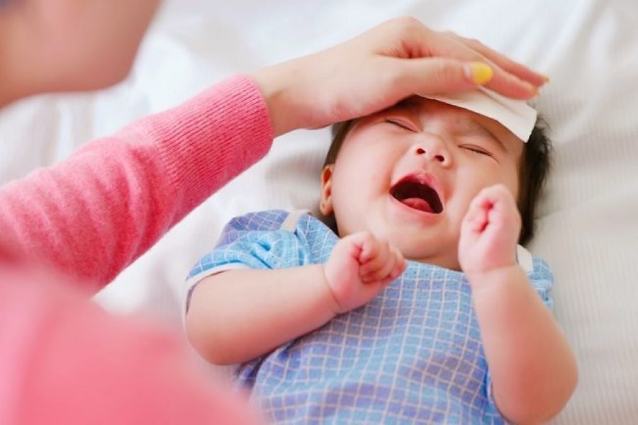 Penyebab Umum Bayi Demam dan Cara Mengatasinya