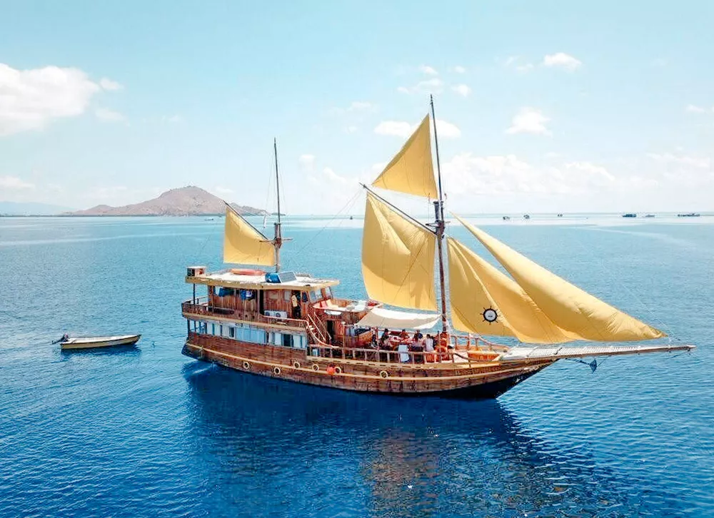 Komodo Sailing: Mantas, Pink Sands & Stardust Nights